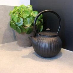 Orange85 Gietijzeren Theepot Aziatisch 1.2L Bol Streeppatroon Zwart Gietijzer 7 Orange85 Gietijzeren Theepot Aziatisch 1.2L Bol Streeppatroon Zwart Gietijzer -Luxe Servieswinkel 1000033127 0111